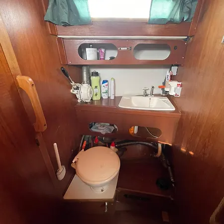 El Velero Botel Puerto Calero