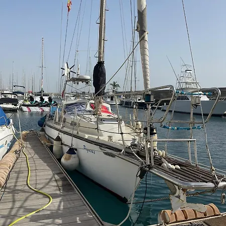 El Velero Hotel en barco Puerto Calero