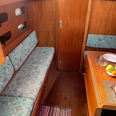 El Velero Hotel en barco Puerto Calero